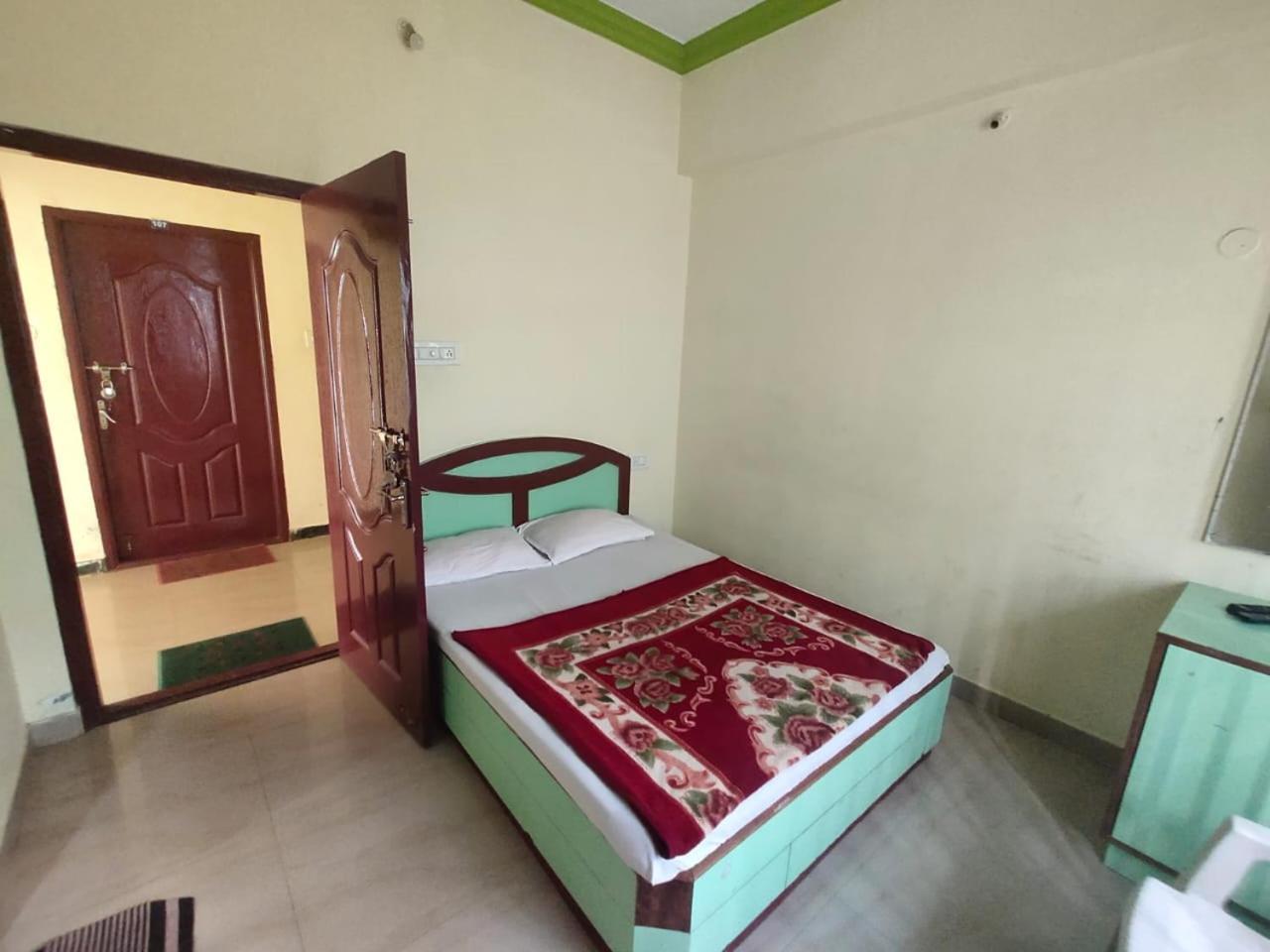Hotel Ruchi 예르카우드 외부 사진